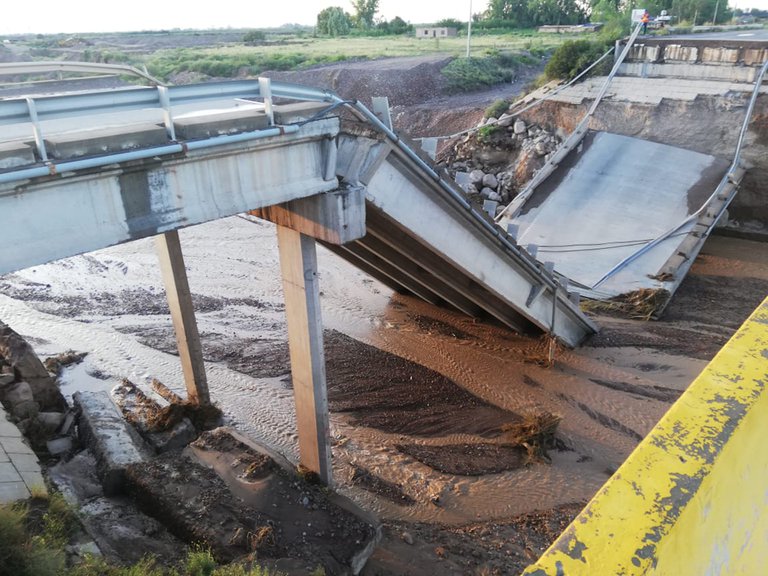 Mendoza: colapsó un puente en la Ruta 40 en medio de un fuerte temporal