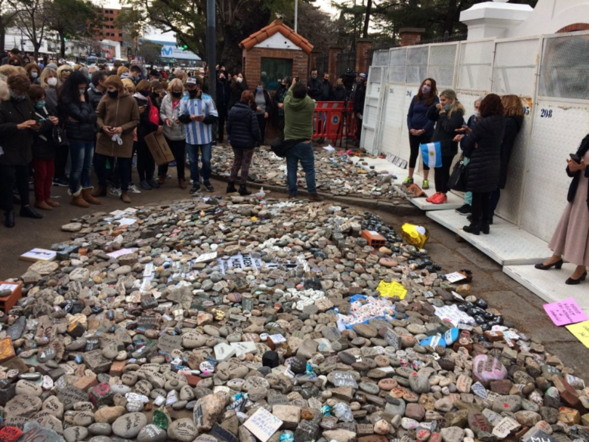 Marcha de las piedras: homenajearon a las victimas por coronavirus