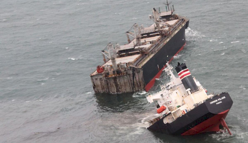 Japón: Un buque carguero se partió en dos y provocó una fuga de petróleo