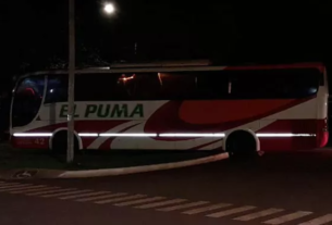 San Javier: un ómnibus despistó y chocó contra un poste de luz