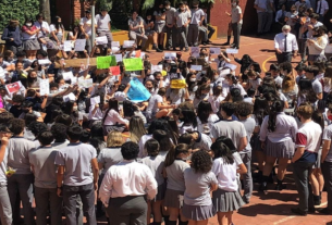 Denunciando acoso por parte de sus compañeros alumnas del Roque González hicieron una sentada