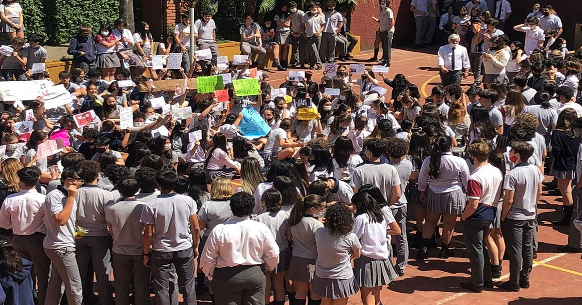 Denunciando acoso por parte de sus compañeros alumnas del Roque González hicieron una sentada