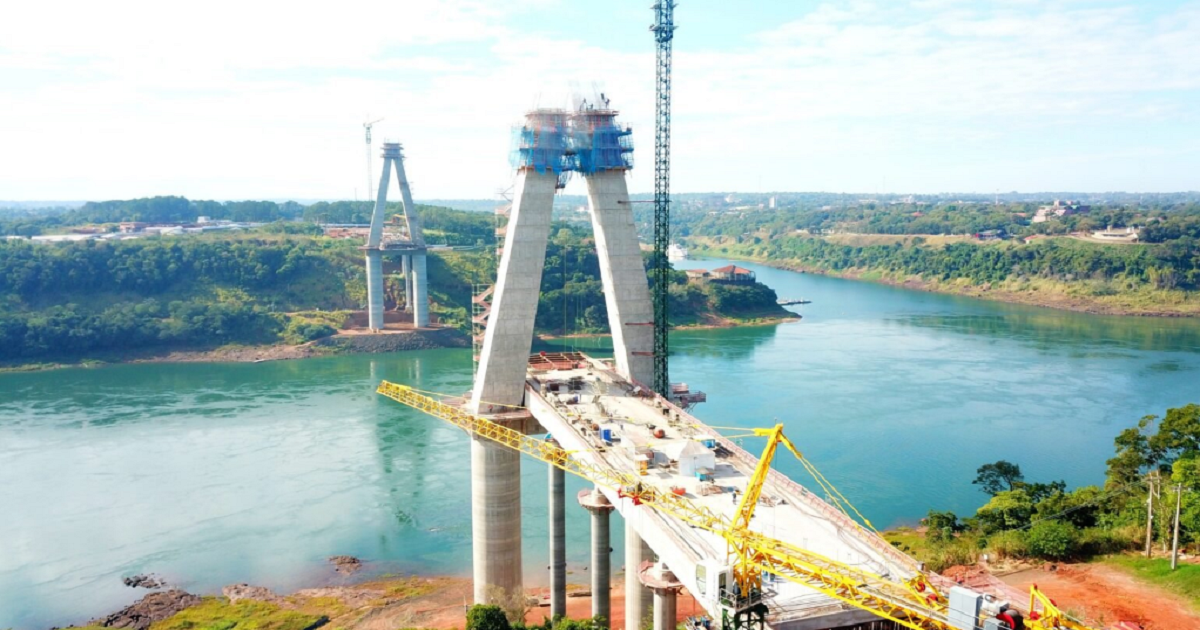 La obra del puente entre Foz y Presidente Franco se encuentra en un avance del 70%