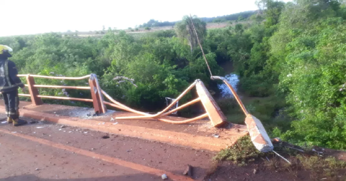 Un joven falleció al despistar con su auto y caer de un puente en Gobernador Roca