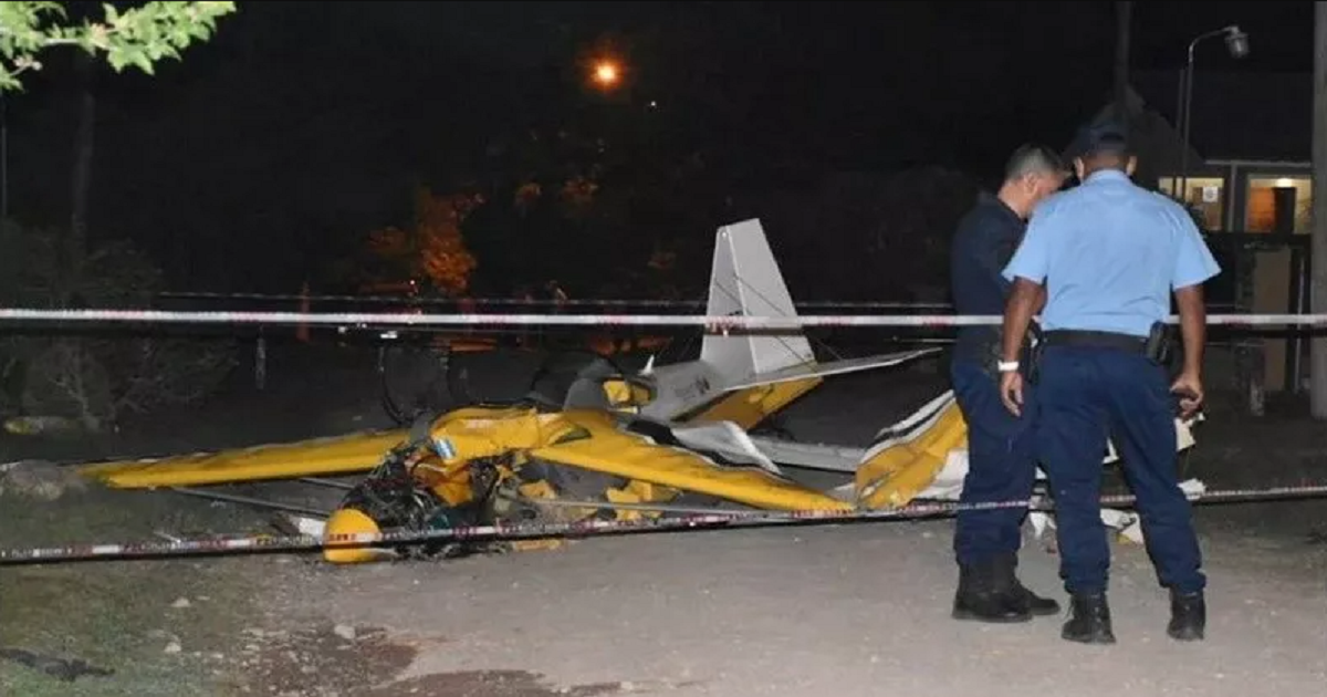 Una avioneta de acrobacia intentaba realizar un corazón y terminó estrellada