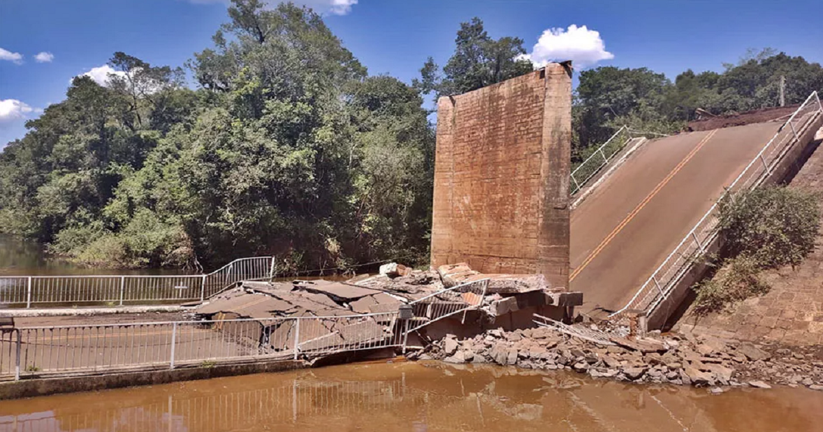 Tras el derrumbe del puente Pindayti Vialidad trabaja para limpiar y volver a habilitar el paso alternativo