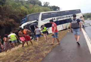 Accidente fatal en Puerto Leoni entre un colectivo y una camioneta