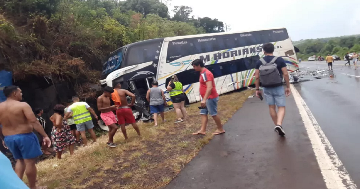 Accidente fatal en Puerto Leoni entre un colectivo y una camioneta