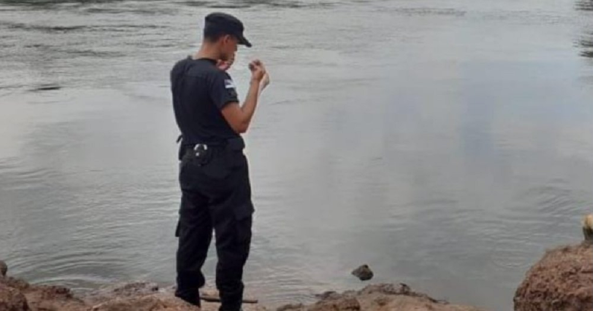 Iguazú: encontraron un cadáver flotando en el Paraná con disparos en el pecho y maniatado
