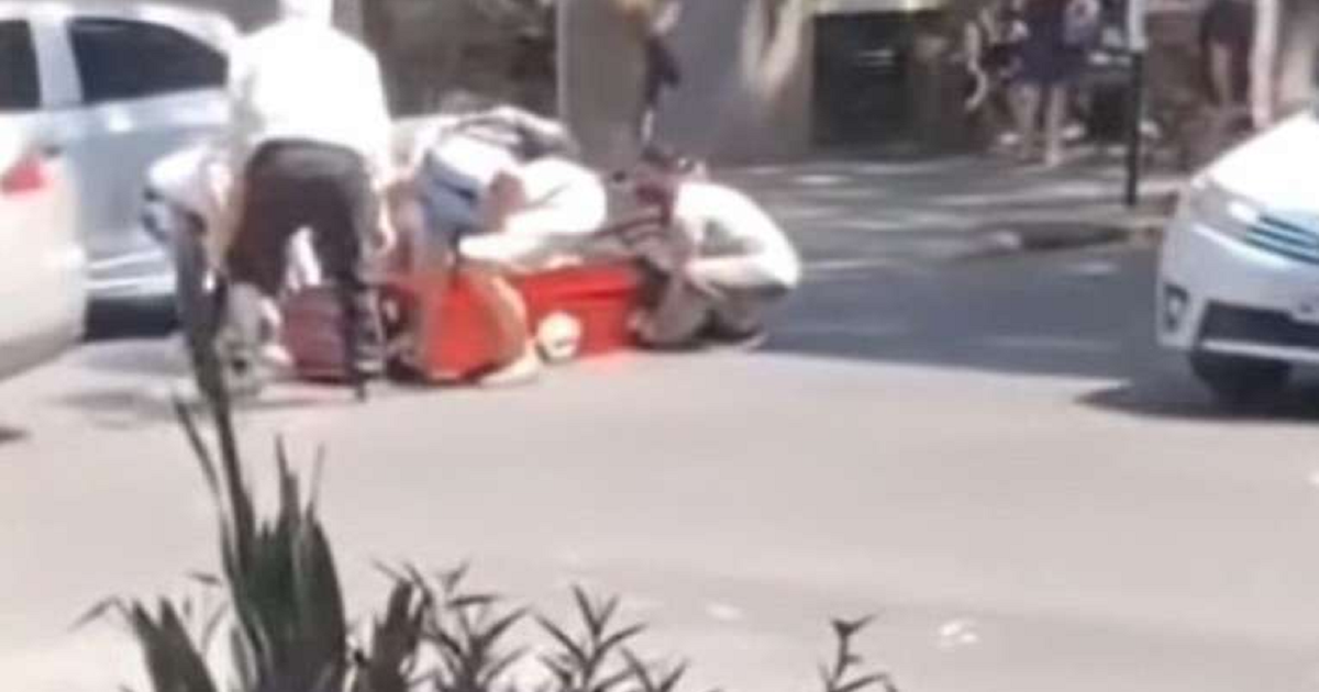 Rosario: un coche fúnebre perdió un cajón en pleno centro
