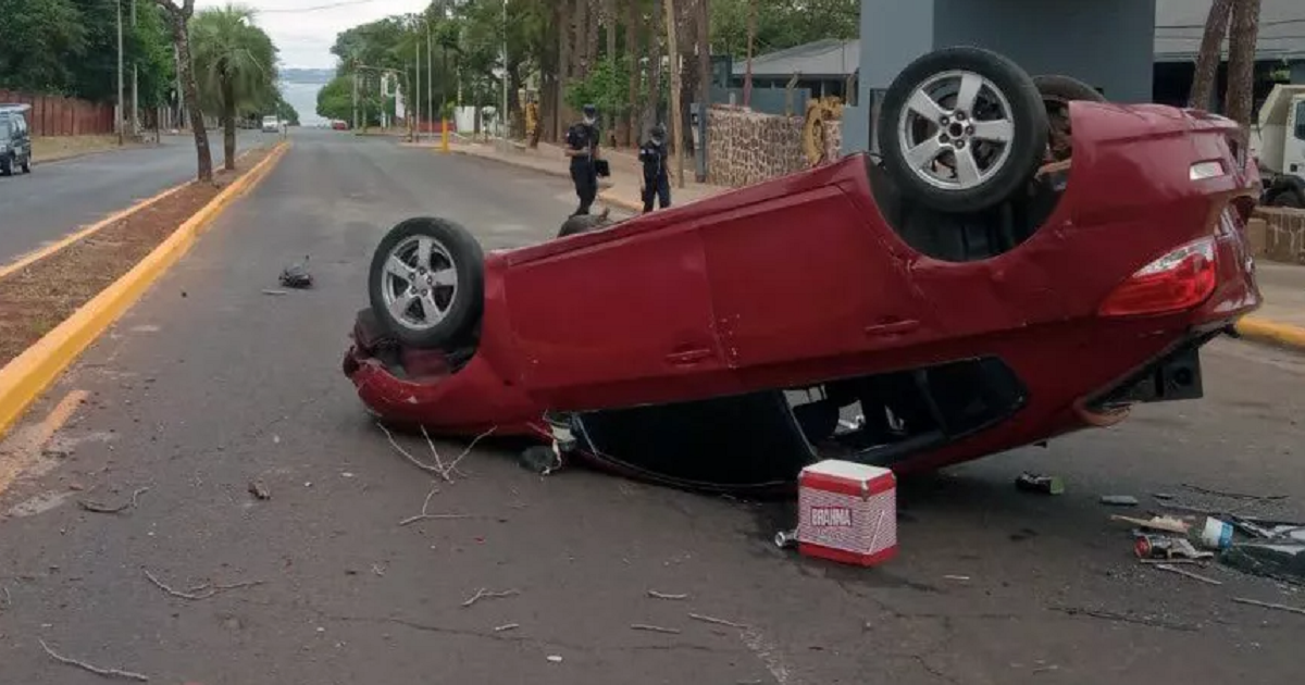 Posadas: Despiste y vuelco en la avenida San Martín