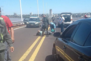 Un accidente en el puente San Roque Gonzalez de Santa Cruz dejo dos motociclistas lesionados