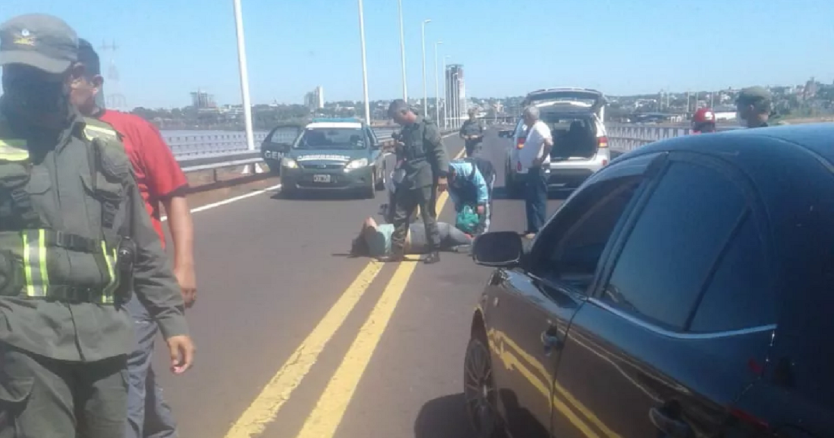 Un accidente en el puente San Roque González de Santa Cruz dejo dos motociclistas lesionados