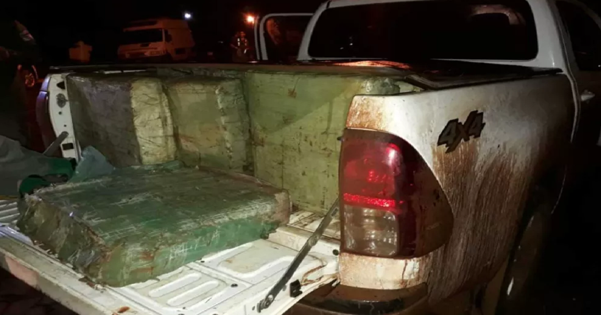 Jardín América: derrapó y abandonó una camioneta robada con mil kilos de droga