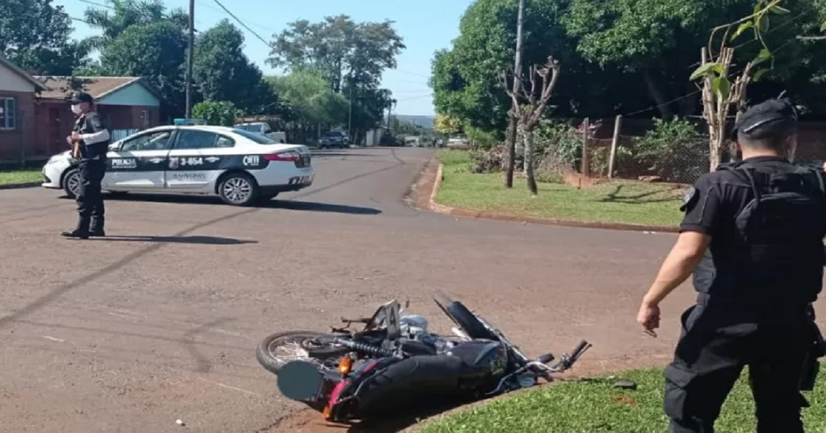 Un automovilista embistió a un motociclista y se dio a la fuga en Jardín América