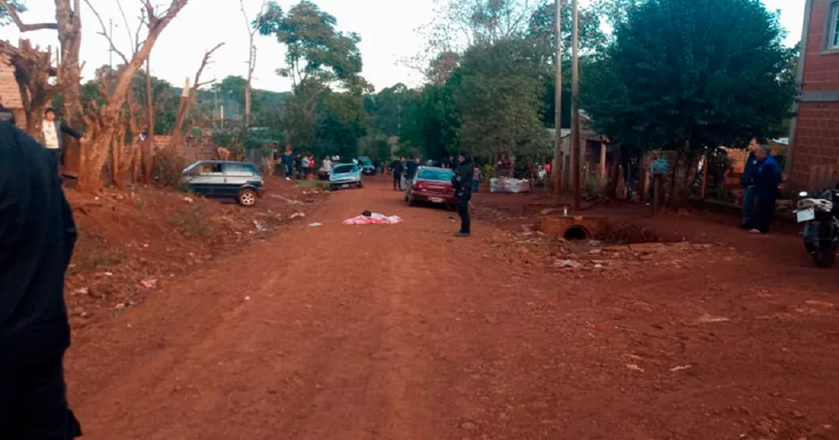 Dispararon contra una casa y asesinaron de una puñalada al propietario