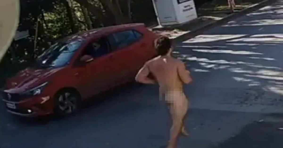 Video| Un hombre corrió desnudo por las calles de City Bell