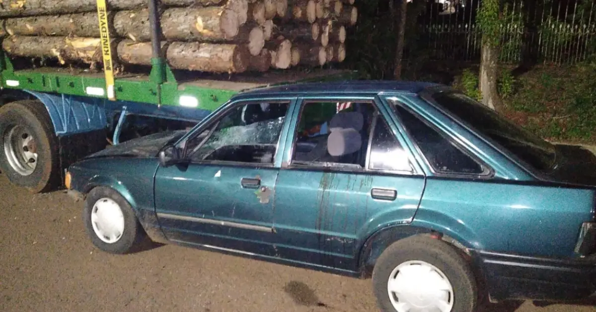 San Ignacio: Incrustó su auto bajo un acoplado estacionado, conducía alcoholizado