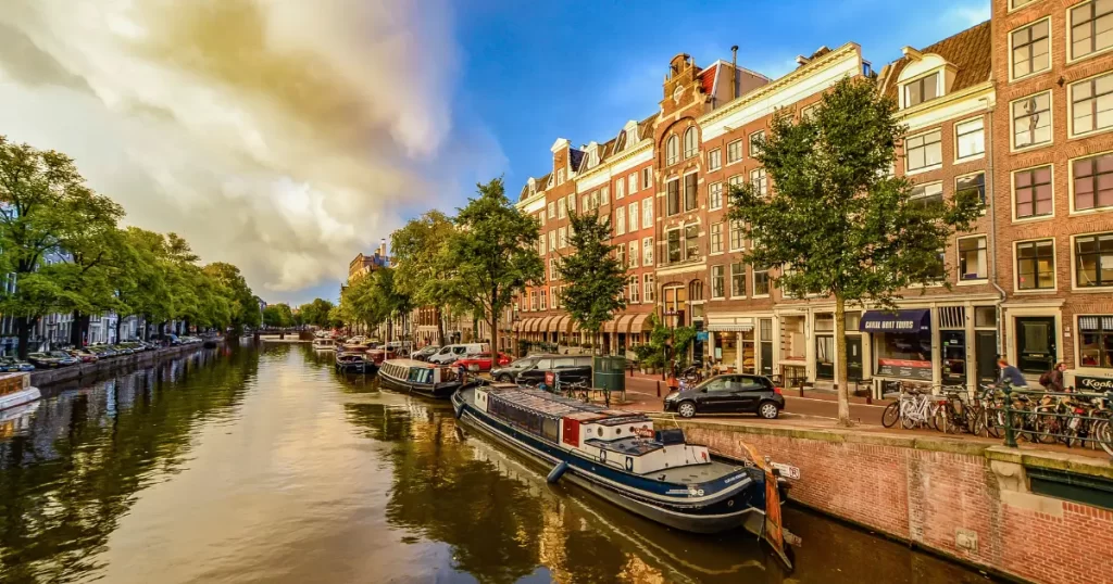 Amsterdam Paises Bajos es conocida por sus canales