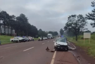 Tres heridos en un siniestro vial entre dos autos en Colonia Victoria
