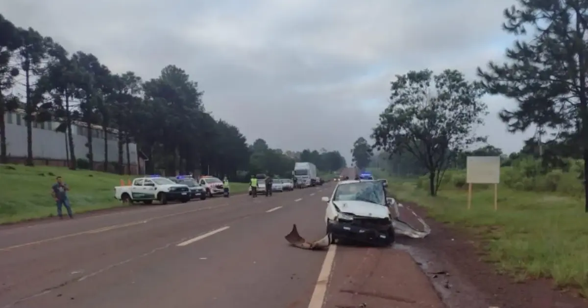 Tres heridos en un siniestro vial entre dos autos en Colonia Victoria