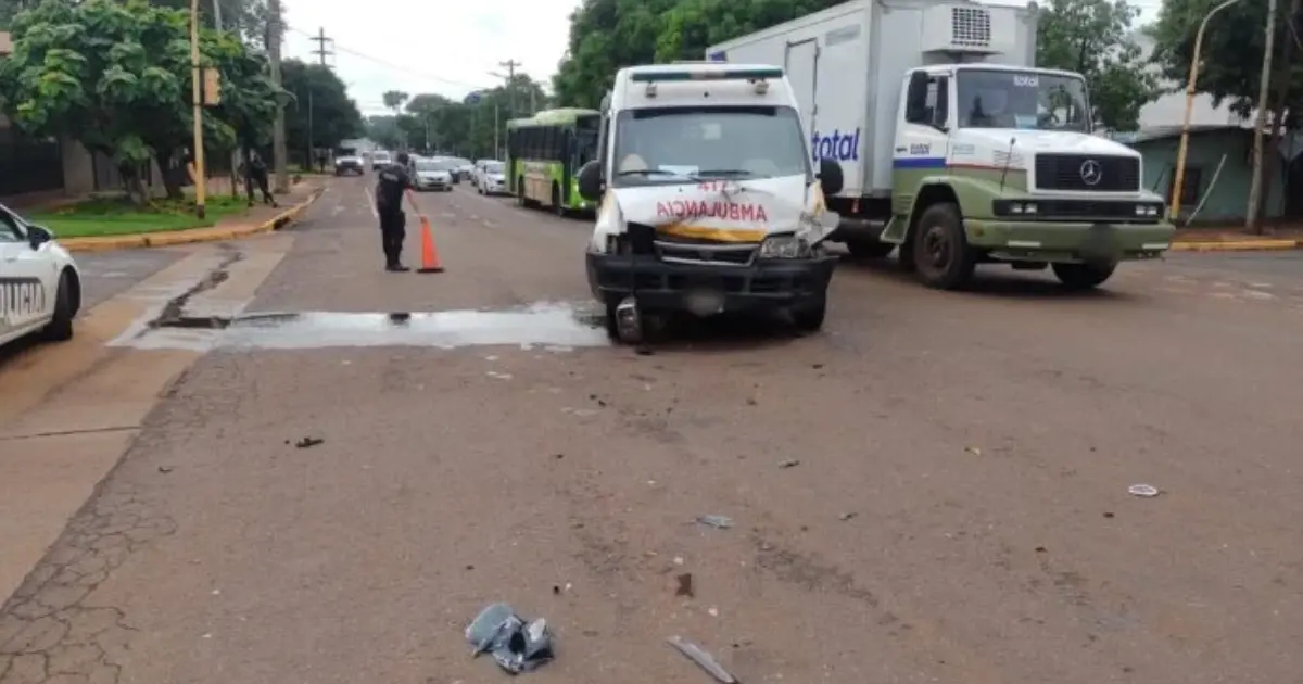Choque entre una ambulancia y un auto dejó una mujer herida en Posadas