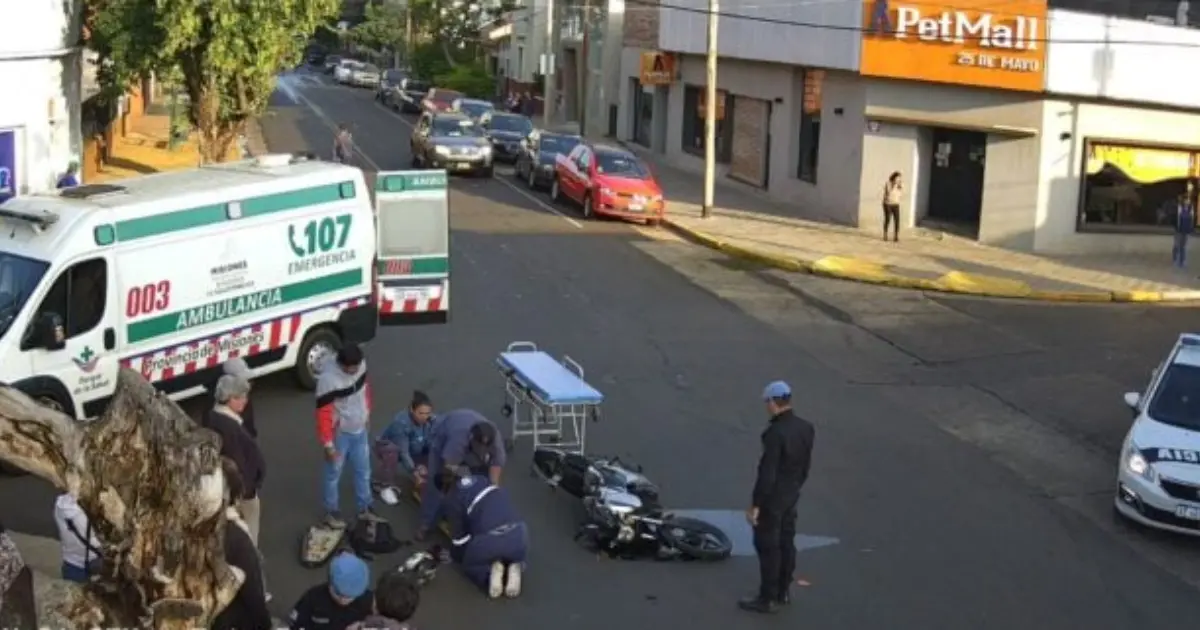 El choque entre un auto y una motocicleta dejó un hombre herido en Posadas