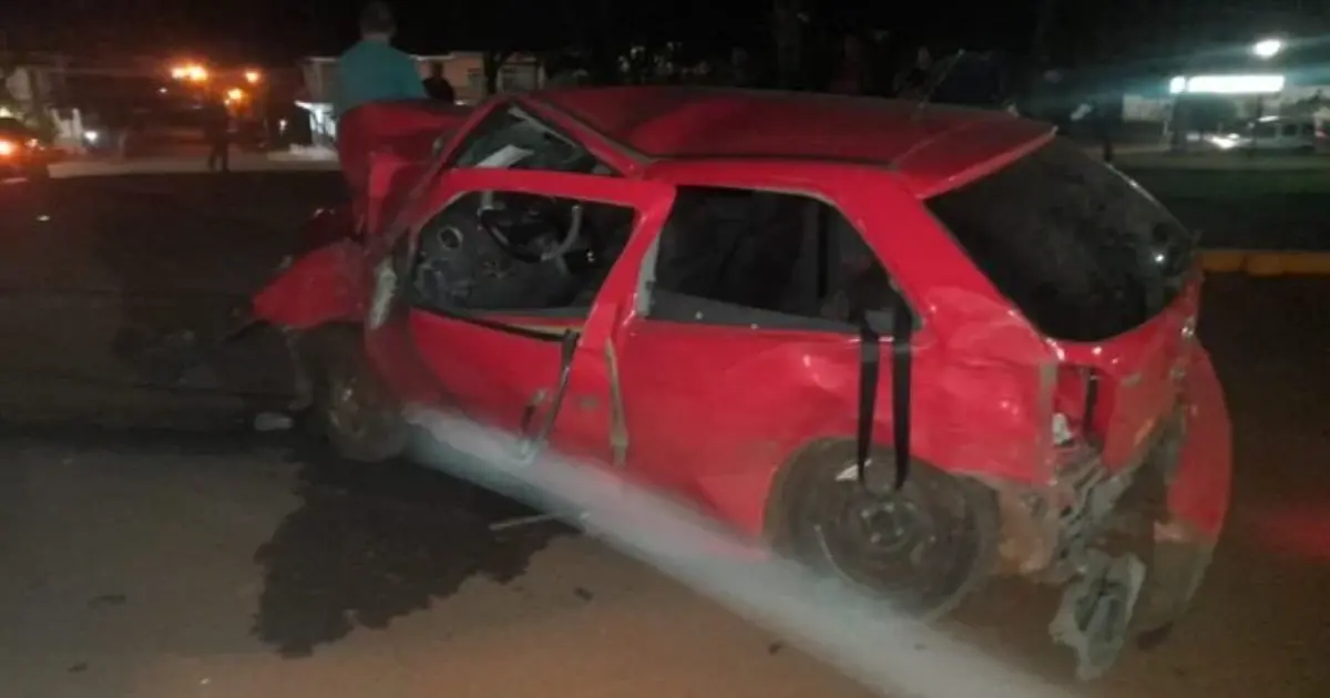 Un automovilista despistó y colisionó contra un poste de luz en Campo Grande